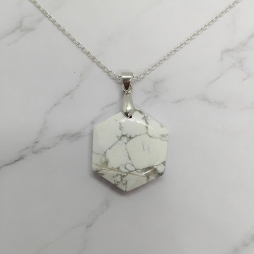 Collana con ciondolo esagonale