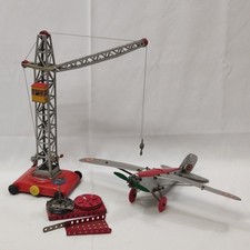 Due giocattoli di latta: Gru