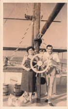 28-82) CARTOLINA RITRATTO FOTOGRAFIA COPPIA CANE BARCA TIMONE RICCIONE 1954