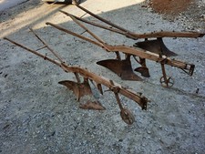 Antichi aratri da attaccare ai