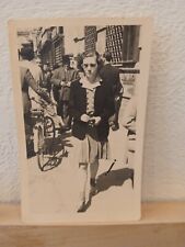 Donna vestita alla moda con occhiali per strada Italia anni '40 '50 foto