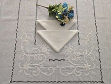 Tovaglia ricamata a mano in