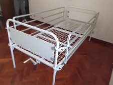LETTO SANITARIO CON MANOVELLA E SPONDE USATO IN BUONE CONDIZIONI