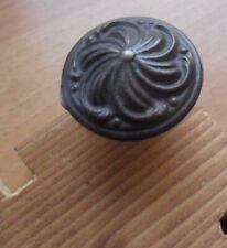 VECCHIA MANIGLIA IN OTTONE A POMELLO CON VITE IN FERRO PER MOBILI VARI - 