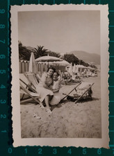 FOTO DONNE SABELLA CON AMICA SDRAIO SPIAGGIA OMBRELLONI ALASSIO 1930 C. ( F 39 )