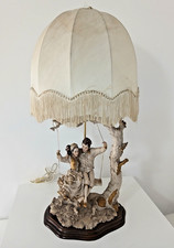 Antica Lampada da Tavolo in Resina con Statua Innamorati su Altalena Vintage