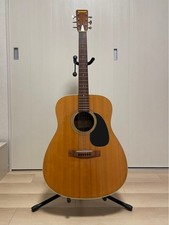 Chitarra acustica Suzuki