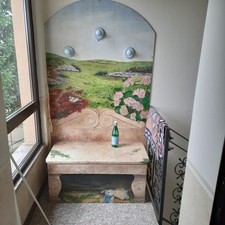 Cassapanca con appendiabiti da parete .