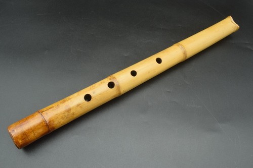 Antico strumento flauto - a,