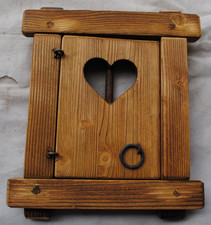 Finestra in legno con grata in ferro battuto - Cuore traforato- Artigianato-D-