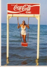 COCA-COLA 1992 cartolina soggetto ragazza altalena sul mare, insegna "Bevete"