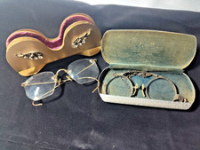 Occhiali antichi pieghevoli e custodia marcati 14K SPG su ponte e catena 16"