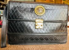 Pochette Gianni Versace nera in pelle trapuntata con ferramenta oro Auth