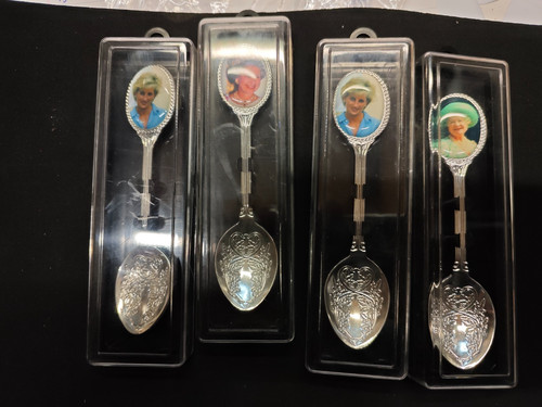 Souvenir collector spoons x4 - ,