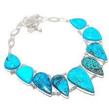 Collana con pietre preziose a