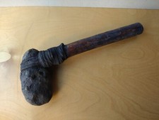 Ascia uomo primitivo in legno e pietra riproduzione era primitiva XX sec.