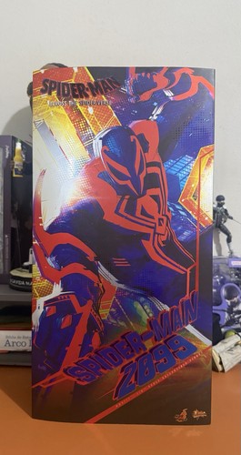 Hot toys modellino spider - hot, spider-man