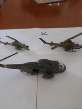 Elicotteri militari Sikorski Sea king e due Huey Cobra