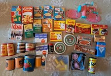 LOTTO SCATOLE ALIMENTI ACCESSORI BAMBOLE CUCINA + BARBIE VINTAGE