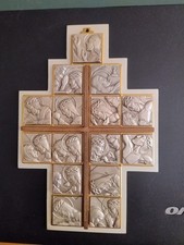 Croce in metallo argentato con stazioni della Via Crucis. Ars Caeli per Desta