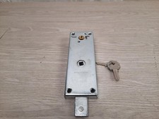 Serratura per porte a battente