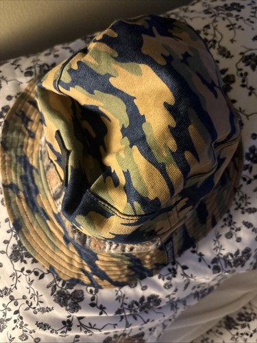 Cappello mimetico reversibile