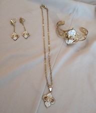 Parure Girocollo Bracciale Rigido Orecchini Metallo Dorato Smaltato Foglie Stras