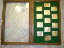 2  vetrinette in noce con 26 francobolli in lamina di argento Anno Santo