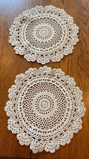 2 affascinanti centrini beige