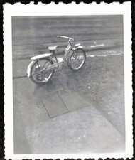 Foto d'epoca antica meravigliosa bicicletta/bicicletta d'epoca parcheggiata in strada