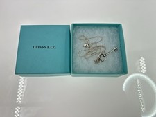 Ciondolo chiave Tiffany & Co. in argento sterling 925 1,25 pollici (A-Z)