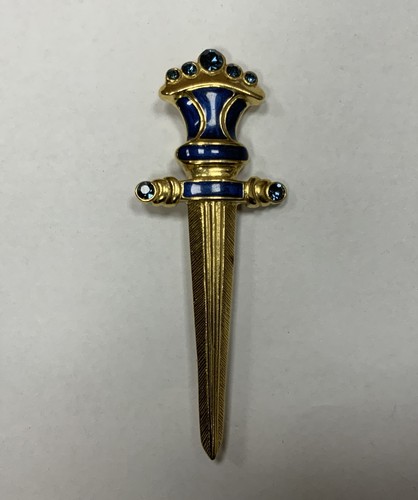 Broche signée trifari - signée,