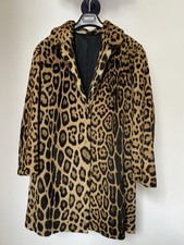 pelliccia di giaguaro fatta a cappotto