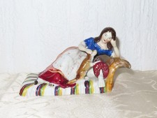 Figura In Ceramica "Dama Sul Divano Con Cane"!