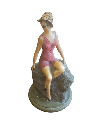 Scultura donna prima metà
