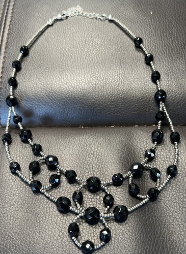 Collana nera ispirata - , all'art