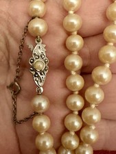 Lunga collana di perle