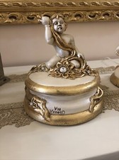 SCATOLA PORTA GIOIE CON PUTTO IN CERAMICA BIANCO-FOGLIA ORO CRISTALLI VIA VENETO