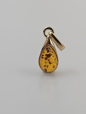 ciondolo minimalista in oro