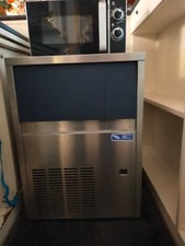 fabbricatore di ghiaccio professionale  ad aria  misure:L 50 CM -P 59 CM -H69 CM