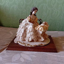 Statua maternità in stile Capodimonte firmata  Auro Belcari su base in legno