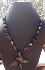 COLLANA CON PIETRE NATURALI E CIONDOLO A  FARFALLA IN VETRO DI MURANO 