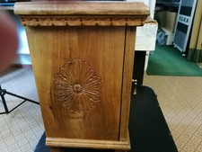 Mobiletto intarsiato a mano - con vetrina (in legno di noce)