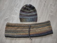 Set sciarpa infinity e cappello fatti a mano all'uncinetto 