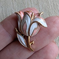 Trifari Spilla Vintage Tulipano con smalto rosa e bianco