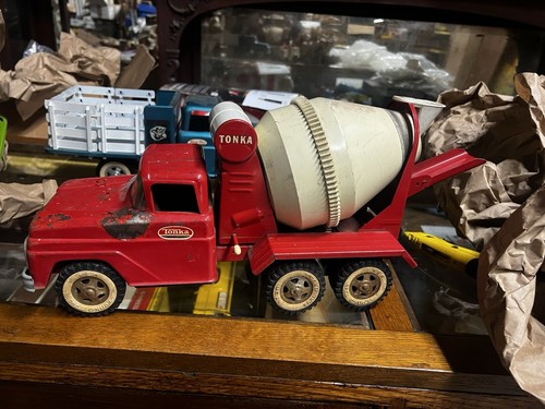 Camion betoniera giocattolo