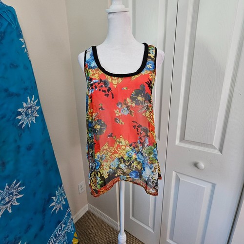 Blusa rossa senza maniche