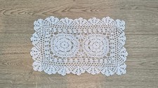 Centrino rettangolare bianco