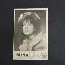 Cartolina con autografo di Mina. Si nota un leggero ingrigimento