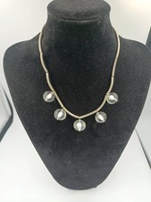 Squisito collier con perle in vetro di Murano e design moderno